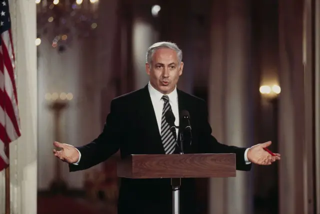 Netanyahu, 1996'da başbakan seçildikten sonra ABD'ye ilk resmi ziyareti sırasında Beyaz Saray'da düzenlenen basın toplantısında konuşuyor