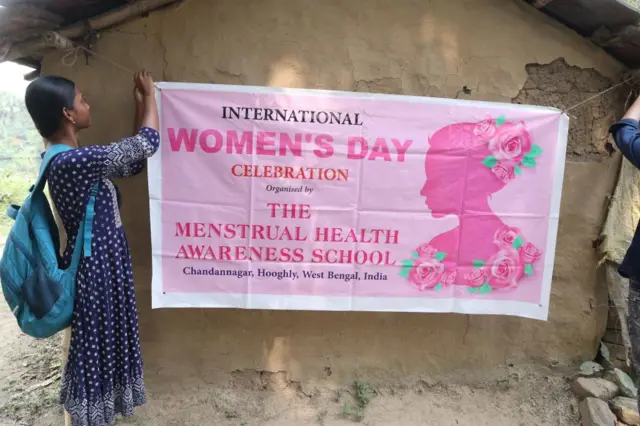 Une membre se prépare avant qu'un groupe de villageois n'écoute un discours sur l'hygiène menstruelle à l'approche de la Journée internationale des droits des femmes. La scène se déroule le 25 février 2025 dans le village de Baloon, en périphérie de Calcutta (Inde). 