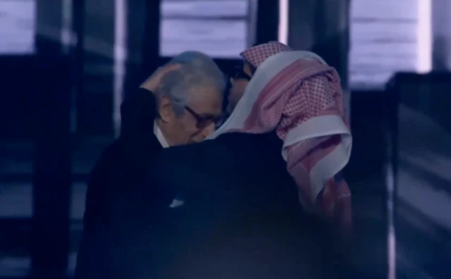 تركي آل الشيخ يقبّل رأس وزير الثقافة المصري الأسبق فاروق حسني خلال حفل توزيع جوائز 