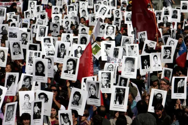 Activistas de la organización chilena de derechos humanos "Detenidos y Desaparecidos" participan en una manifestación en Santiago el 8 de septiembre de 2013, en homenaje al fallecido presidente (1970-1973) Salvador Allende.