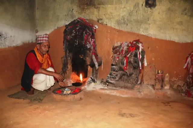 दैलेखको भैरवी गाउँपालिकाका कैयौँ स्थानमा जमिन मुनिबाट चुहिएको ग्यासमा दीप बालिएको छ