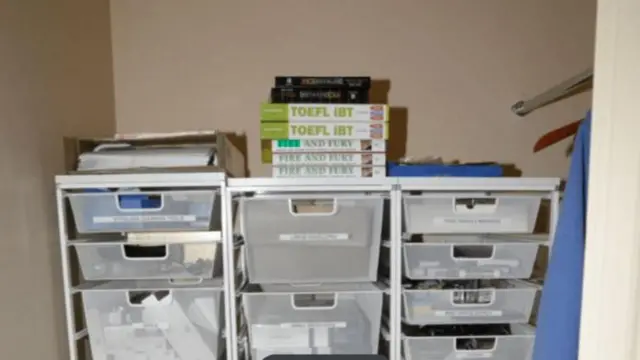 كتب بين ملفات إبستين