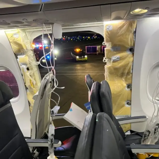 விமானத்தில் இருக்கை உடைந்தது