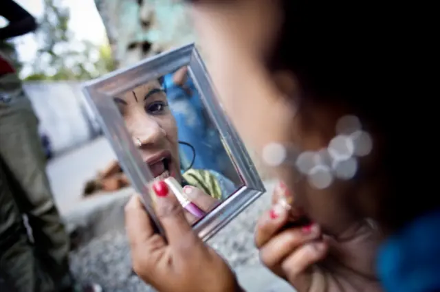 ඔවුන් බොහෝ විට රැකියාව සිදු කරන්නේ වීදි ආශ්‍රිතව සැරිසැරීමෙන් බව වාර්තාව එළිදැක්වීමට පැමිණ සිටි ලිංගික ශ්‍රමිකයන් වන කාන්තාවන් සහ සංක්‍රාන්ති ලිංගික කාන්තාවන්ගෙන් ඇතැමෙක් ප්‍රකාශ කළ හ. 