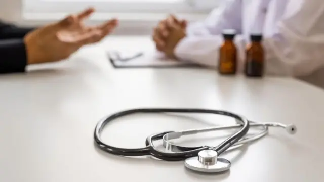 Médecin avec son patient