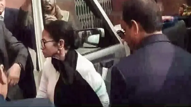 সকালেই সুপ্রিম কোর্টে পৌঁছে যান পশ্চিমবঙ্গের মুখ্যমন্ত্রী মমতা ব্যানার্জী
