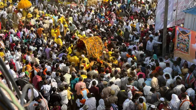 देवसवारी आणि पालखी पूजनाने यात्रेची सुरुवात होते.