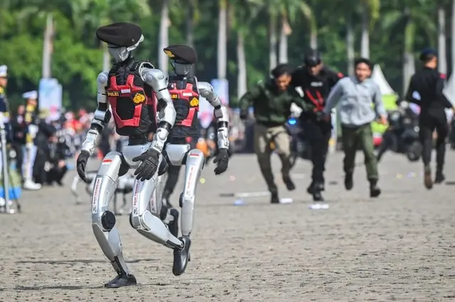 Robot polisi melakukan atraksi saat upacara HUT ke-79 Bhayangkara di kawasan Monumen Nasional (Monas), Jakarta, Selasa (01/07).