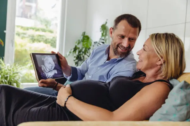 Um casal mais velho observa o resultadoblaze como jogar sem dinheirouma ultrassonografia