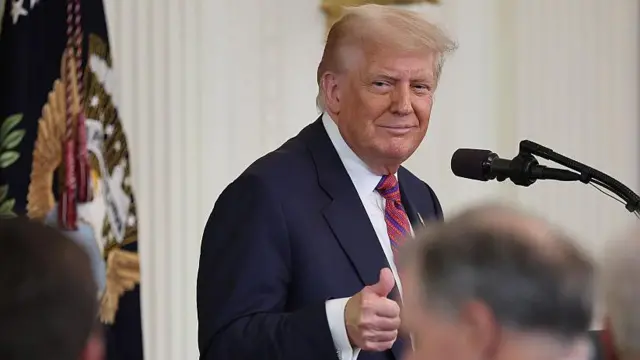 Ông Trump là một trong nhiều người nổi tiếng từng là bạn của tỷ phú Jeffrey Epstein