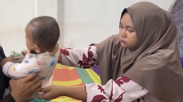 Yulia Rizki, adik ipar Hermansyah bersedia mengasuh dua keponakannya itu. 