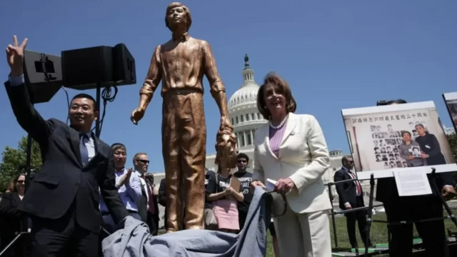 танктын алдындагы адам