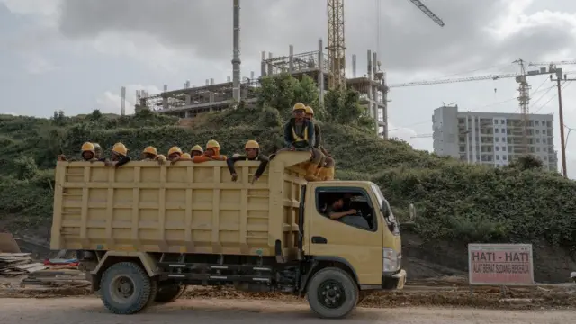 Pekerja di angkut ke truk saat pergantian shift di IKN, pada Kamis, 25 Juli 2024.