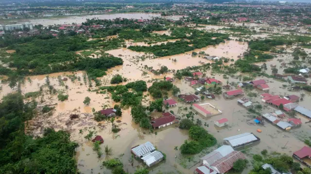 Foto udara banjir merendam pemukiman di kawasan Dadok Tunggul Hitam, Padang, Sumatra Barat, Jumat (08/03).