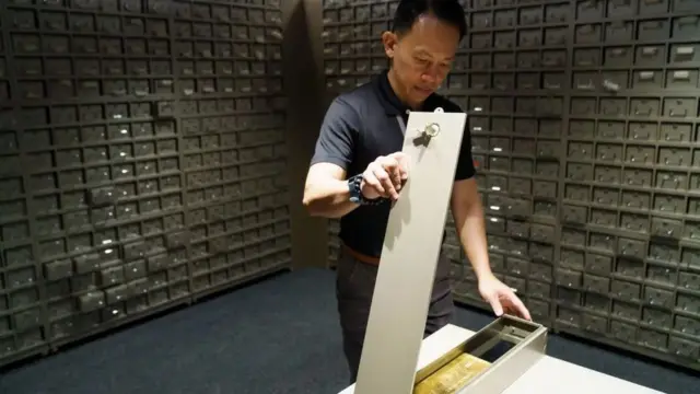 سرمایہ کار اکثر اپنے سونے کو اس بینک میں رکھتے ہیں جو انھیں محفوظ سٹوریج فراہم کرتے ہیں