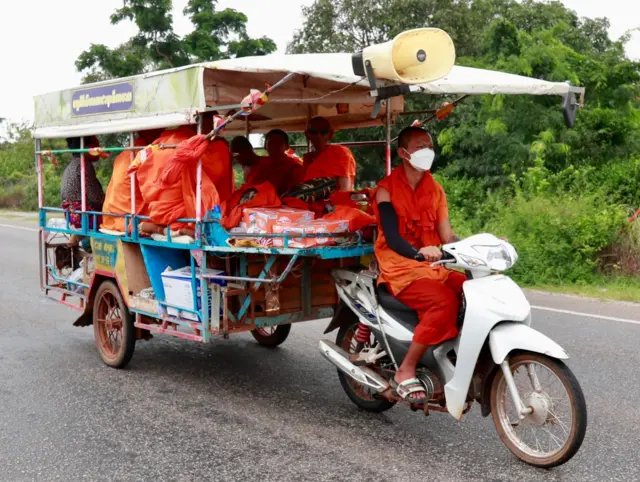 တိုက်ပွဲရှောင်တဲ့ ကမ္ဘောဒီးယား ဘုန်းတော်ကြီးတွေကို ဇူလိုင် ၂၆ ရက်တုန်းက မြင်တွေ့ရတာဖြစ်ပါတယ်။ 