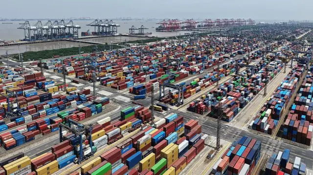 Vista aérea de contenedores apilados en el puerto de Shanghai, China