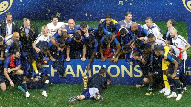 ਵਿਸ਼ਵ ਕੱਪ ਜਿੱਤਣ ਤੋਂ ਬਾਅਦ ਖੁਸ਼ੀ ਮਨਾਉਂਦੇ ਫਰਾਂਸ ਦੇ ਖਿਡਾਰੀ