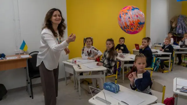 Вчителька молодших класів веде урок в одній з підземних шкіл Харкова