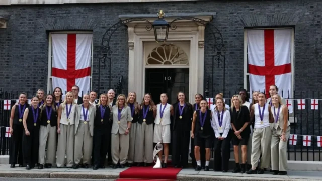 Milli futbolcular Downing Street'teki Başbakanlık Konutu önünde poz verdi