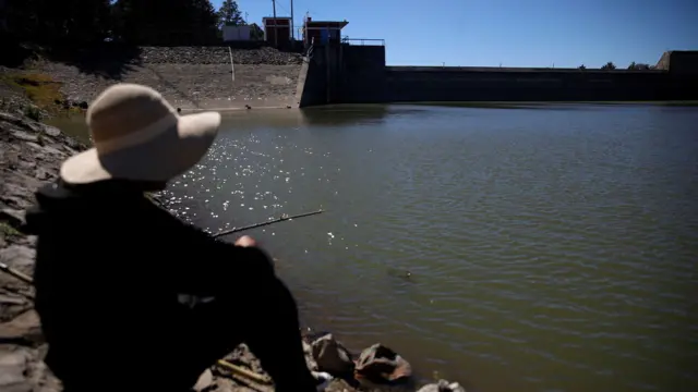 Hombre pesca en la orilla de la presa Villa Victoria, del sistema Cutzamala