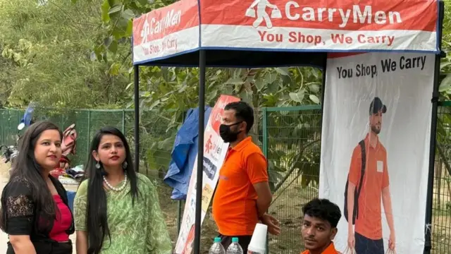 ‘ক্যারিমেন’-এর কিয়স্কের সামনে তোলা ছবি