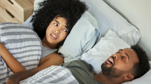 امرأة منزعجة من الشخير