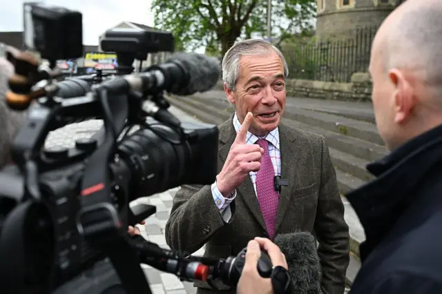 Reform lideri Nigel Farage Galler'de seçim kampanyası yürütüyor (16 Nisan 2026) 