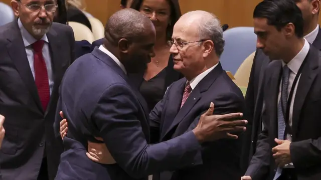 Le ministre britannique des affaires étrangères David Lammy (à gauche) serre dans ses bras le Premier ministre palestinien Mohammad Mustafa à l'ONU après que M. Lammy se soit engagé, au nom du Royaume-Uni, à reconnaître un État palestinien à moins qu'Israël ne remplisse certaines conditions.