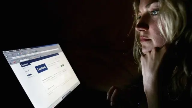 फेसबुक वापरत असलेली महिला