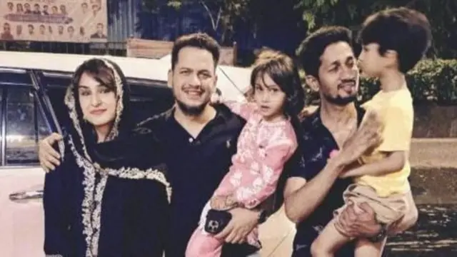 Imtiyaz Ali Sayed con su hermano Javed, la esposa de Javed y sus hijos antes del vuelo del jueves