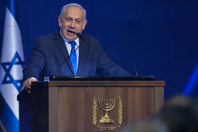 رئيس الوزراء الإسرائيلي بنيامين نتنياهو يتحدث إلى أنصاره عقب إعلان نتائج استطلاعات الرأي في الانتخابات الإسرائيلية في مقر حزبه الليكود في تل أبيب. يوم الثلاثاء، 3 مارس/آذار 2020، في تل أبيب، إسرائيل.