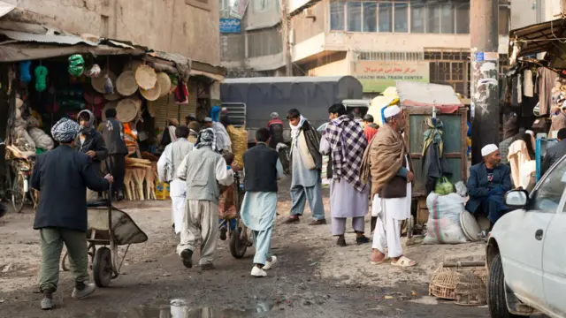 عکس خبری از یک پس‌کوچه در کابل، در افغانستان – دسامبر ۲۰۰۸ در این تصویر، چند نفر در یک گوشه از یک کوچه فرعی و خلوت در شهر کابل دیده می‌شوند.
