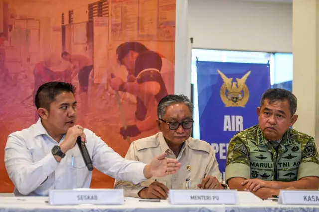 Seskab Teddy Indra Wijaya (kiri), Menteri PU Dody Hanggodo (tengah), Kasad Jenderal TNI Maruli Simanjuntak menyampaikan keterangan terkait penanganan bencana Sumatera di Posko Terpadu Lanud Halim Perdanakusuma, Jakarta, Jumat (19/12/2025).