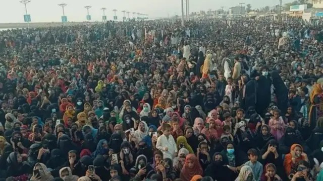 له خنډونو سره سره په ګوادر غونډه کې زرګونو کسانو ګډون کړی.