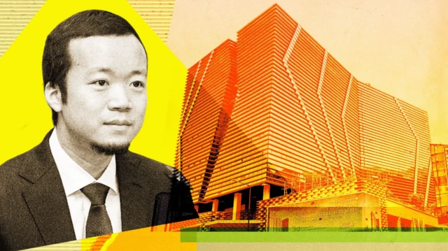 Chen Zhi ao lado de um edifício empresarial