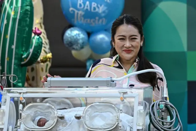 เธอคลอดลูกสาวคนที่ 2 เมื่อวันที่ 1 พ.ค. และกลับมาหาเสียงในไม่กี่วันต่อมา