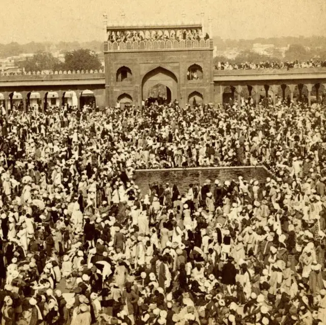 दिल्ली की जमा मस्जिद में ईद के मौके पर जमा लोग