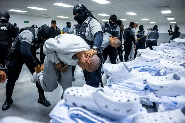 Dezessete membros da gangue venezuelana Trem de Arágua e da gangue MS-13, que foram deportados para El Salvador pelos EUA
