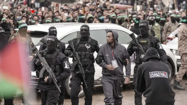 عناصر مسلحة من حماس تسلم أفيرا منغيستو، الإسرائيلي من أصل إثيوبي، المحتجز في غزة منذ عبوره إليها عام 2014