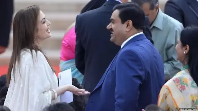 'জাতীয় চ্যাম্পিয়ন' সংস্থার মধ্যে রয়েছে গৌতম আদানি (ডানে) আর নীতা আম্বানিদের (বাঁয়ে) পারিবারিক সংস্থা রিলায়েন্সও - ফাইল চিত্র