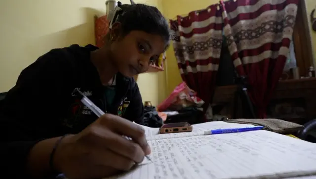 मुरारी की बेटी पढ़कर आगे बढ़ना चाहती हैं लेकिन उनके सामने कई चुनौतियां हैं