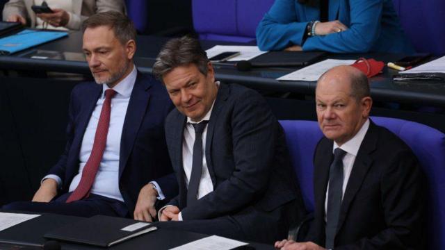 O Ministro das Finanças, Christian Lindner, o Ministro da Economia, Robert Habeck, e o Chanceler Olaf Scholz lutam para fazer a economia alemã crescer 