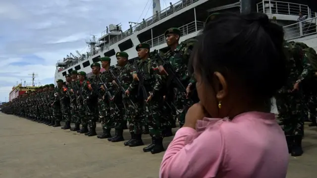 Sejumlah anggota TNI Angkatan Darat mengikuti apel pemberangkatan Satgas Pengamanan di Pelabuhan Sukarno Hatta, Makassar, Sulawesi Selatan, Jumat (31/3/2023).
