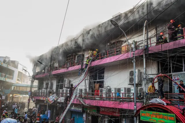 নিউ সুপার মার্কেটের আগুন নেভাতে কাজ করছে ফায়ার সার্ভিস ও বিভিন্ন বাহিনীর সদস্যরা