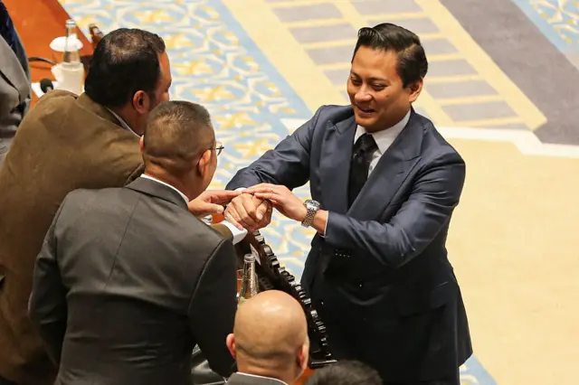 Deputi Gubernur terpilih Bank Indonesia Thomas Djiwandono (kanan) bereaksi setelah anggota parlemen menyetujui penunjukannya selama sesi pleno di Kompleks Parlemen di Jakarta pada 27 Januari 2026. Saya