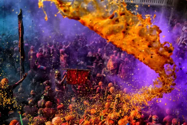 Umat Hindu bermain air dan bubuk warna-warni (Gulal) di Kuil Radharani Nandgaon selama festival Holi. Festival Holi di India adalah salah satu perayaan penuh warna terbesar di India, dengan banyak wisatawan dan umat berkumpul untuk menyaksikan acara penuh warna ini, yang menandai awal musim semi. Festival ini merayakan cinta suci Radha dan Krishna serta melambangkan kemenangan kebaikan atas kejahatan.