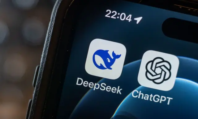 一台手机，上面显示Deepseek和Chat GPT的应用图标