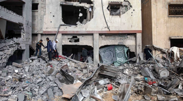 يشهد الغزيون كل يوم مشاهد دمار جديدة بسبب الغارات والقصف الإسرائيلي المتواصل على القطاع