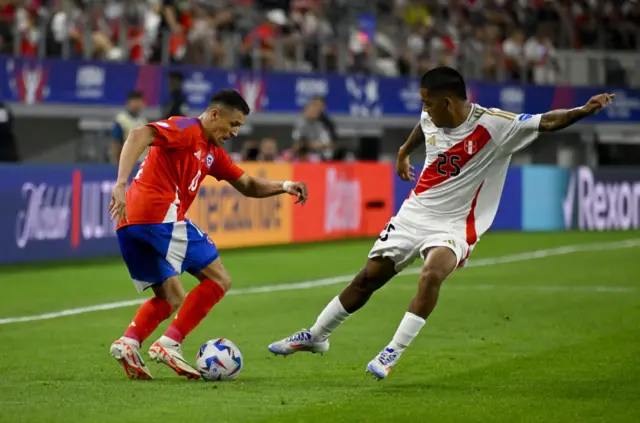 Jugadores de Perú y Chile disputan el balón